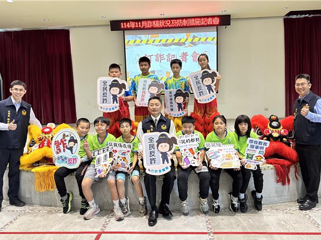 三星分局今（10）日舉辦「三星防詐孫子兵法」宣導活動，現場首度亮相自製「警貓貼圖」，以萌系貓咪搭配防詐金句吸睛登場。（吳佩蓉攝）