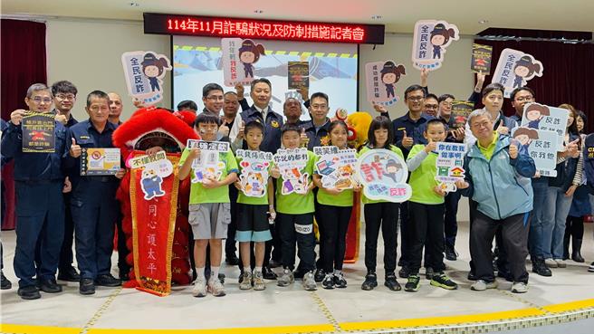 三星分局今（10）日舉辦「三星防詐孫子兵法」宣導活動，現場首度亮相自製「警貓貼圖」，以萌系貓咪搭配防詐金句吸睛登場。（吳佩蓉攝）