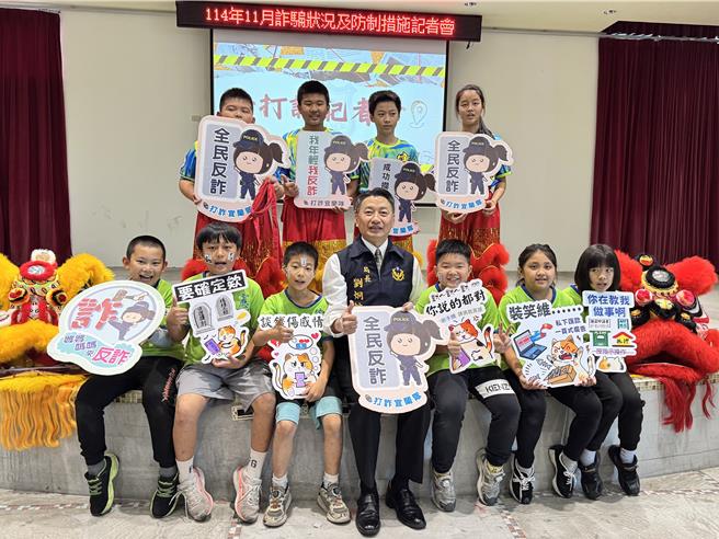 三星分局今（10）日舉辦「三星防詐孫子兵法」宣導活動，現場首度亮相自製「警貓貼圖」，以萌系貓咪搭配防詐金句吸睛登場。（吳佩蓉攝）