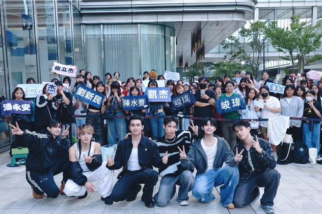 男團Saturnday 成員由唐立杰（左起）、潘永安、陳水豐、劉新民、劉凱杰、峻瑋組成。(圖踢帕娛樂提供)