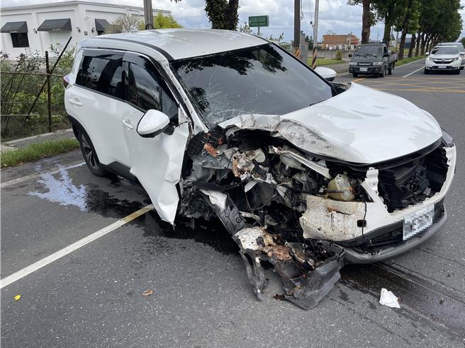 猛烈撞击造成车头全毁、右前轮脱落喷飞，现场一片狼藉。（警方提供／吴佩蓉宜兰传真）