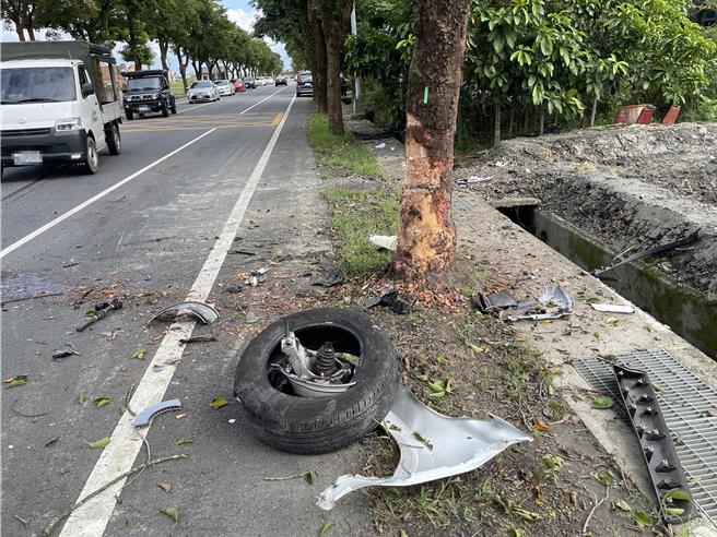 猛烈撞击造成车头全毁、右前轮脱落喷飞，现场一片狼藉。（警方提供／吴佩蓉宜兰传真）