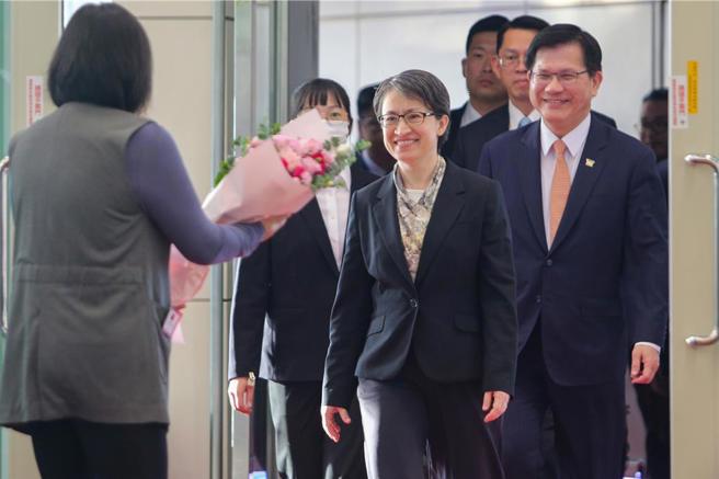 副总统萧美琴（右前）结束在比利时布鲁塞尔出席「对中政策跨国议会联盟」（IPAC）年会行程，9日上午搭乘中华航空CI62班机返抵国门。（资料照／陈麒全摄）