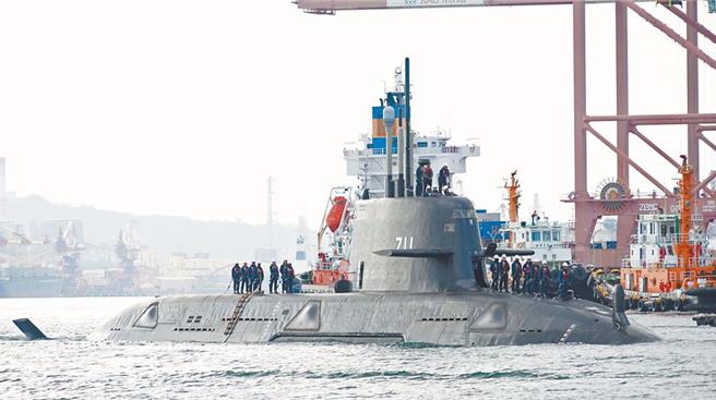 國造潛艦海鯤號7月3日自高雄港台船乾塢出港，在外海進行浮航海測。（本報資料照片）