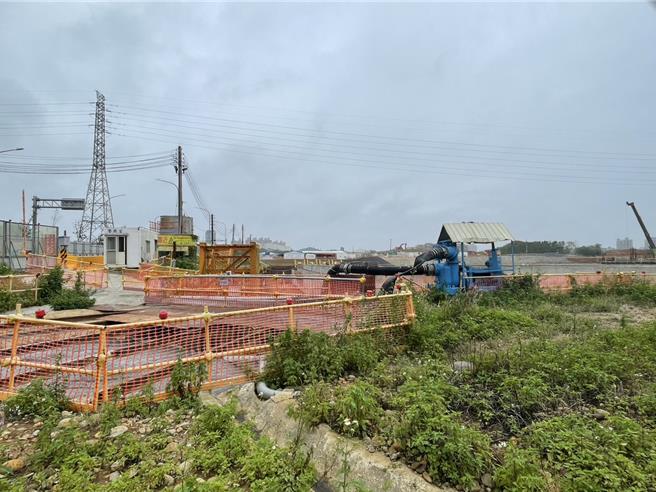 桃園市政府在中壢體育園區興建滯洪池調節洪峰，工程進行中，地方仍擔憂後站積淹水問題難解。（呂筱蟬攝）