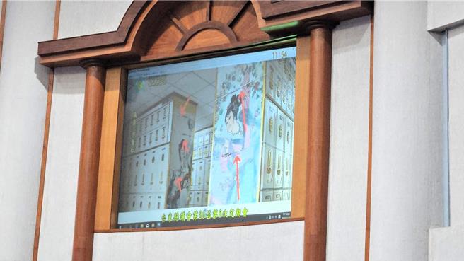 卑南鄉公所管轄的初鹿朝安堂納骨塔為防震安全，以繩索加固塔位，引發部分民眾反彈。（蕭嘉蕙攝）