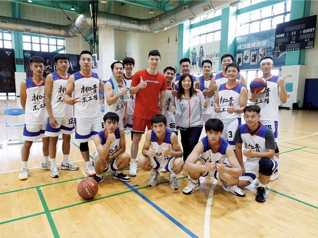 桃園市青年事務局辦理青年志工服務活動，與台灣世界展望會「籃海計畫」青少年籃球隊「希利克戰士隊」交流切磋，SBL台銀球星張家禾親臨指導。（桃市青年局提供／呂筱蟬桃園傳真）