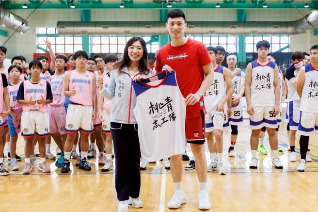 桃園市青年事務局辦理青年志工服務活動，與台灣世界展望會「籃海計畫」青少年籃球隊「希利克戰士隊」交流切磋，SBL台銀球星張家禾親臨指導。（桃市青年局提供／呂筱蟬桃園傳真）