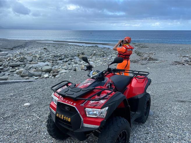 海巡人員七星潭一帶執行岸際勤務。（海巡署提供）