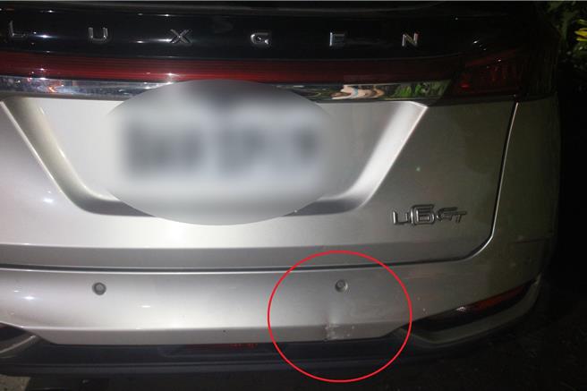 台中賴姓男子臨停時撞上電動輔助車，並撞凹休旅車後保險桿卻肇逃，警方循線逮回。（民眾提供）