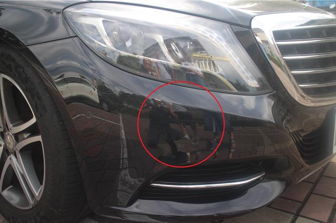 台中賴姓男子臨停時撞上電動輔助車，並撞凹休旅車後保險桿卻肇逃，右前車頭有明顯擦撞痕跡。（民眾提供）