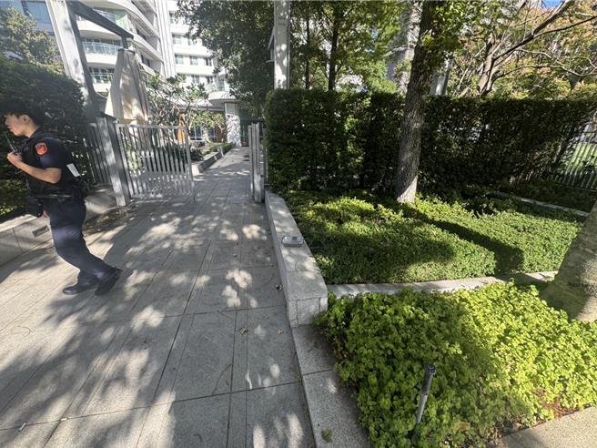 员警10日到场採集证物。（警方提供）