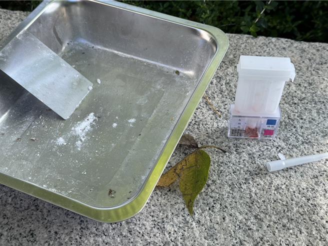 员警10日到场採集证物。（警方提供）