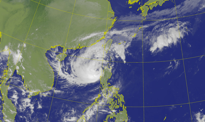 中颱凤凰逼近，气象署预估今天（10日）17时30分发布海上颱风警报。（图／翻摄自中央气象署）