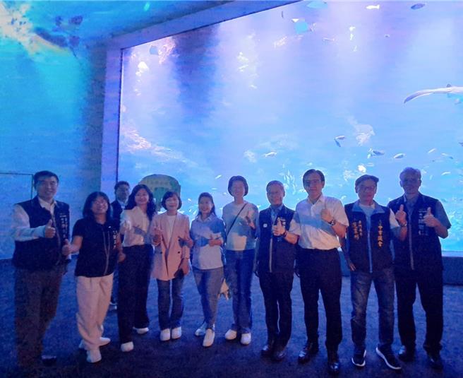 台中市議會都發建設水利委員會與財經委員會10日赴台中海洋館考察，不分藍綠市議員皆表示，濕地體驗區除水池與廁所相隔太遠動線不佳外，也建議新增簡易衛浴設備，另還有增設導覽機設備等。館方回應，受限硬體設施已無法變動，將加強宣導，呼籲遊客攜帶浴巾、拖鞋等。（温予菱攝）  
