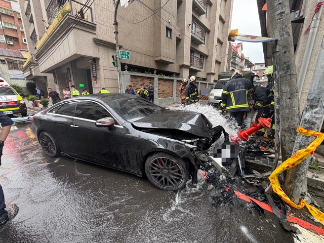 賓士男子不明原因逆向自撞消防栓，導致消防栓斷裂不斷噴水，警方到場在駕駛身上起出多顆喪屍煙彈，全案依法送辦。（翻攝畫面）