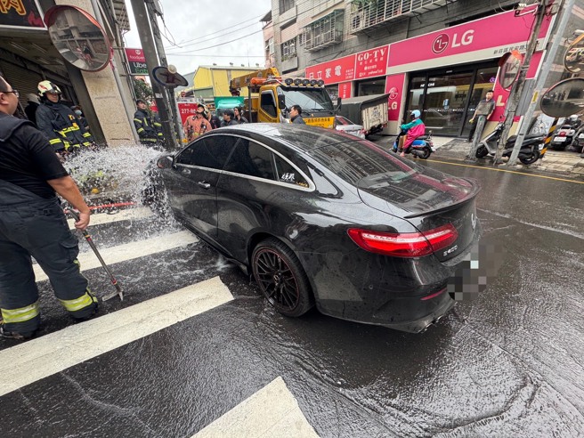 賓士男子不明原因逆向自撞消防栓，導致消防栓斷裂不斷噴水，警方到場在駕駛身上起出多顆喪屍煙彈，全案依法送辦。（翻攝畫面）