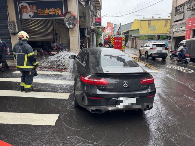 賓士男子不明原因逆向自撞消防栓，導致消防栓斷裂不斷噴水，警方到場在駕駛身上起出多顆喪屍煙彈，全案依法送辦。（翻攝畫面）