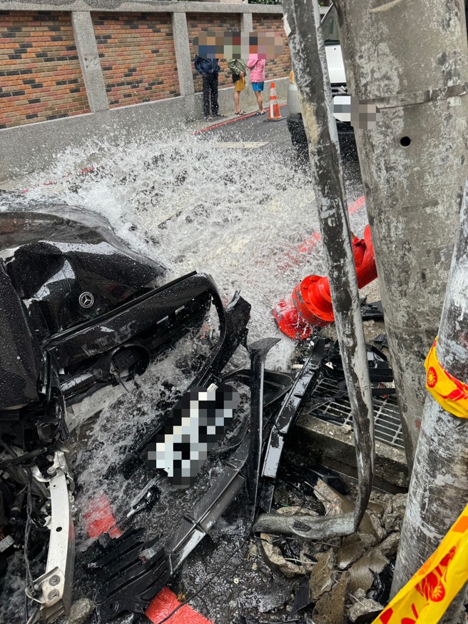 賓士男子不明原因逆向自撞消防栓，導致消防栓斷裂不斷噴水，警方到場在駕駛身上起出多顆喪屍煙彈，全案依法送辦。（翻攝畫面）