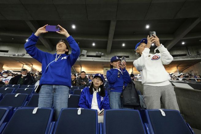 日本观眾观看大联盟海外赛。（美联社资料照）