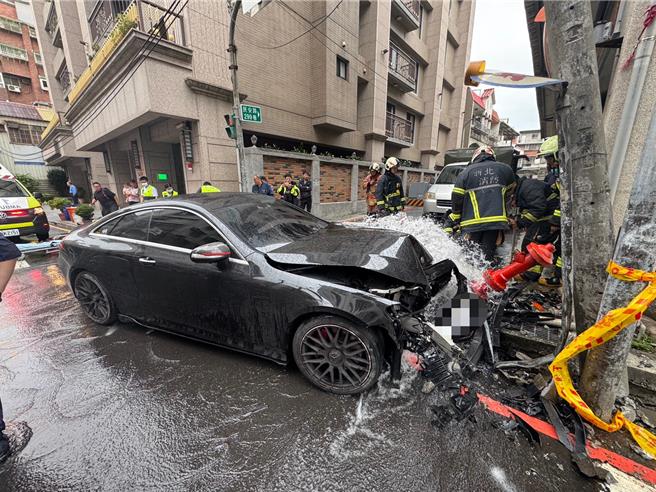 新庄区民安路299巷口10日发生一起自撞车祸，一辆黑色宾士轿车疑驾驶失控，衝撞路口消防栓，喷出大量自来水宛如瀑布。（警方提供）