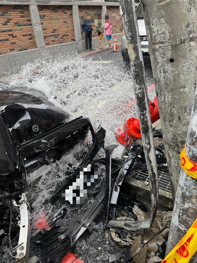 新庄区民安路299巷口10日发生一起自撞车祸，一辆黑色宾士轿车疑驾驶失控，衝撞路口消防栓，喷出大量自来水宛如瀑布。（警方提供）