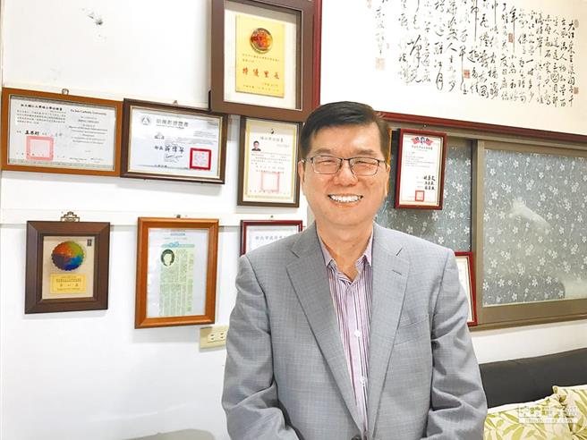 新北市三重區六連霸前里長洪嘉仁疑似趁幫里民辦理不動產補發土地權狀事宜時，騙走里民補發的土地權狀，又藉著里內發放物資需簽名蓋章夾藏房屋買賣同意書誘騙里民簽名，再將房屋賤賣得手930萬，被新北地檢署聲請收押禁見裁准。（資料照）