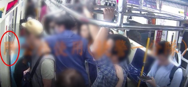 男乘客见状立即按铃通报。（翻摄画面）