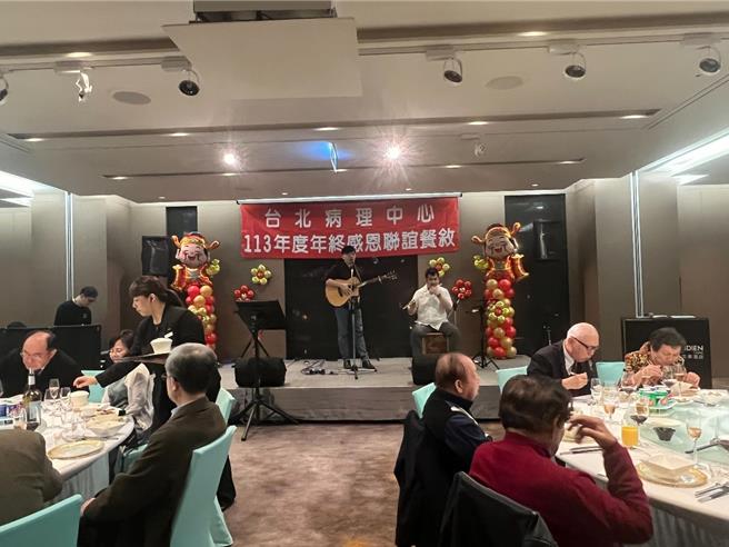 新北身障表演藝術工作者受邀尾牙演出。(新北市勞工局提供)