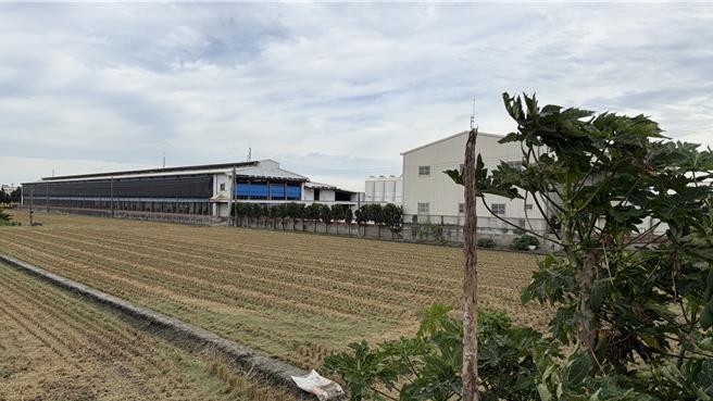 彰化縣政府今日出動多個單位，至驗出芬普尼農藥超標的畜牧場了解，並進行採驗。（彰化縣政府環保局提供／葉靜美彰化傳真）