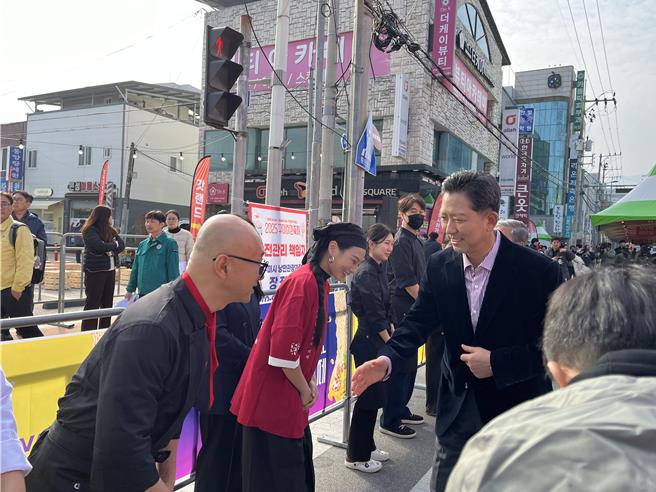 11月7日開幕式，龜尾市長金璋鎬與桃園市攤商代表致意。(祕書處提供)