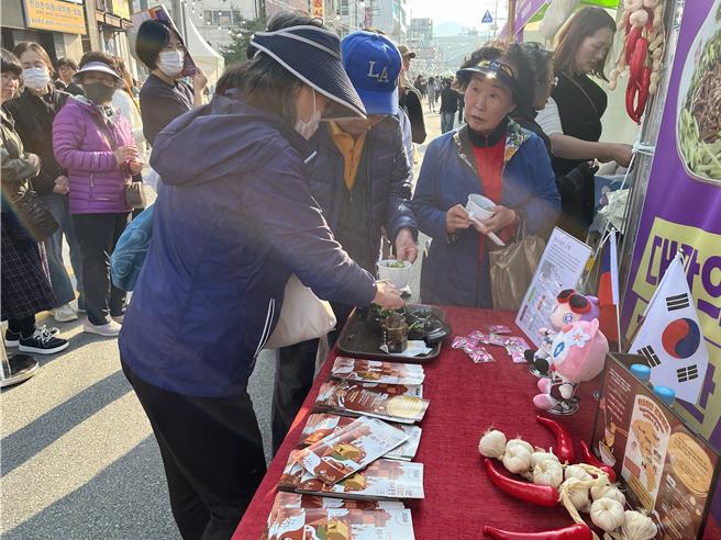 參觀的民眾踴躍嘗試美味的台式拌麵。(祕書處提供)