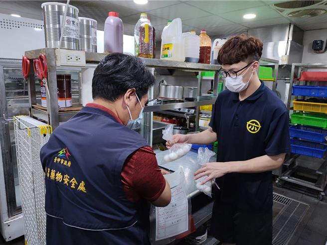 台中食安處啟動查察機制，督導業者全面下架有問題的芬普尼蛋。（台中市政府提供）