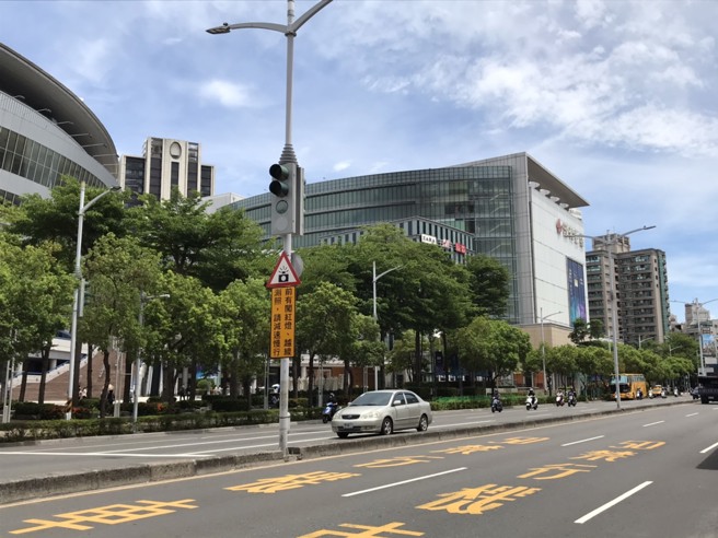 高雄漢神巨蛋商圈吸引連鎖餐飲品牌、醫美診所等進駐。(圖/信義房屋 提供)