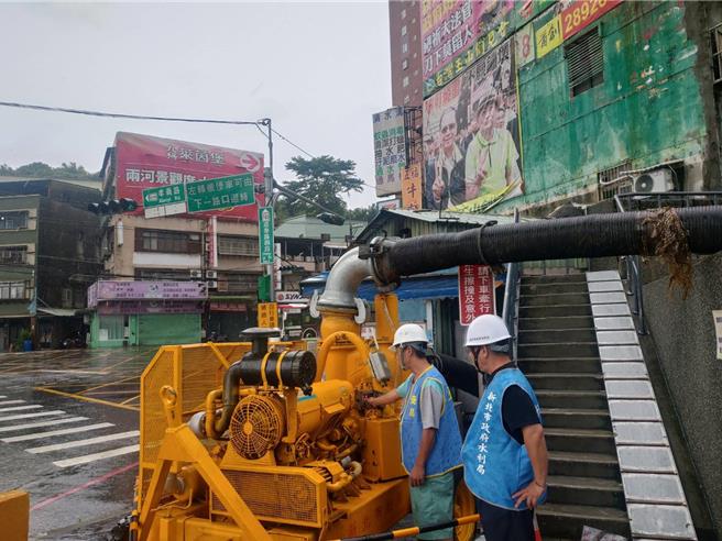 新北市水利局已預先佈設移動式抽水機，並完成設備檢查。（新北市水利局提供）