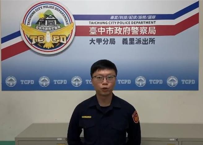 台中市后里區1名老翁昨日下午2時闖入聖母宮后里金虎爺會，不僅盜取神明身上的4面價值16萬元的金牌，還將神尊拉扯至地面，讓承租設置宮廟的邱姓女子氣炸，直呼夭壽。台中市警局大甲警分局10日表示，已鎖定涉案男子特徵及身分，持續擴大追查。（警方提供）