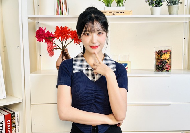 高佳彬在疫情期间因为都戴着口罩应援，反而让观眾更注意到自己那双「会笑的眼睛」，并透露自己那段时间其实化妆都只画上半部，所以都不敢拿下口罩喝水。