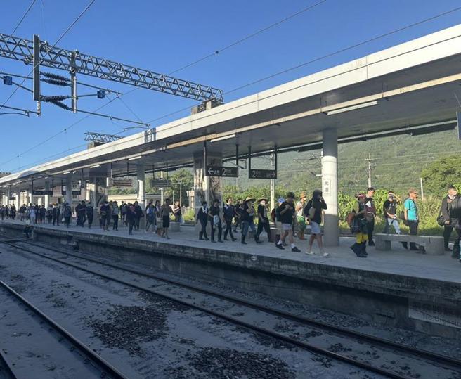 台鐵公司表示，配合當地民眾疏散需要，今日下午起行經光復站的對號列車增停光復站載客，並全面開放站票。（本報資料照）