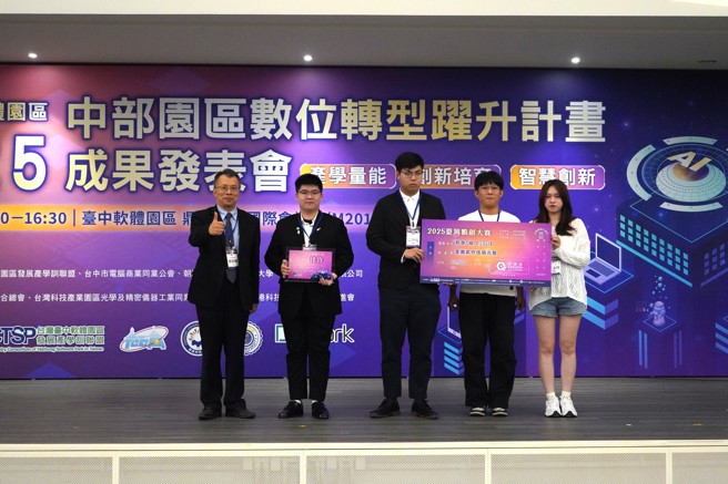 東海大學楊朝棟圖資長頒獎。(東海大學提供)