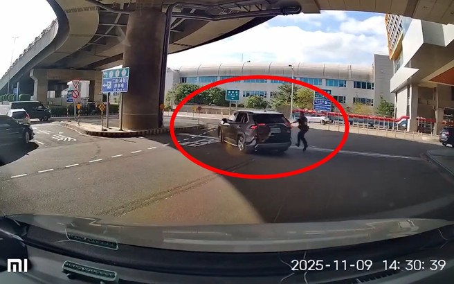 白牌司機在桃機違規載客，警方上前攔查，竟不管後車門還沒關，就加速逃離。（翻攝爆料公社）