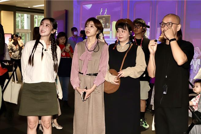 蔡允潔（左起）、王瞳、宮美樂一起欣賞火車車廂「時光列車」。（民視提供）