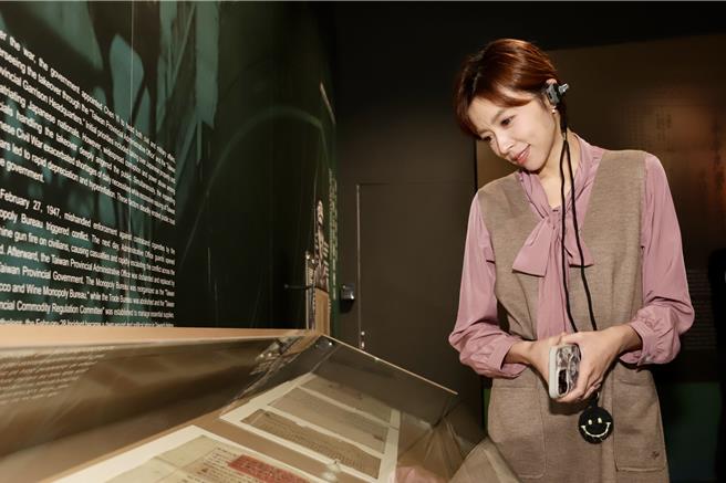 王瞳對展覽內容非常有興趣。（民視提供）