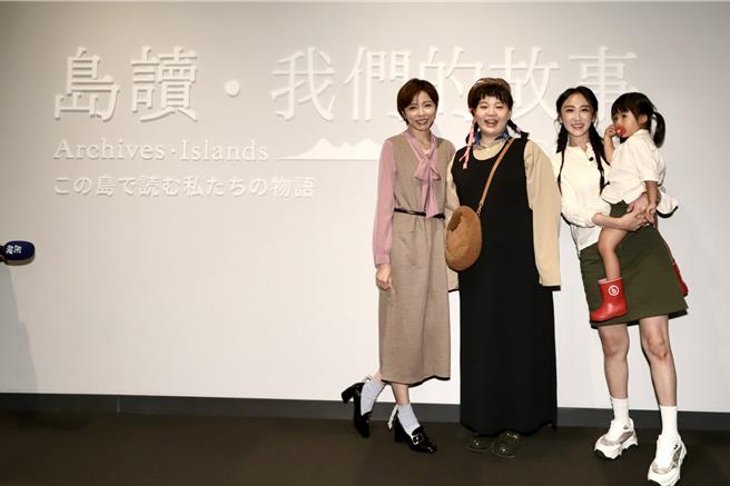 王瞳（左起）、宮美樂、蔡允潔母女一起深度體驗「國家檔案館」的多項互動展覽。（民視提供）