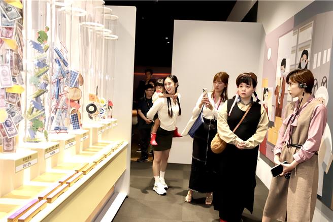 王瞳（右起）、宮美樂、琳賽、蔡允潔母女一起深度體驗「國家檔案館」的多項互動展覽。（民視提供）