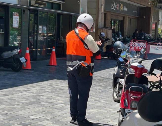 台南市交通助理員制度今年8月上路後，首月即開出5000多件交通違規罰單引爆民怨。（市警局交通大隊提供／洪榮志台南傳真）
