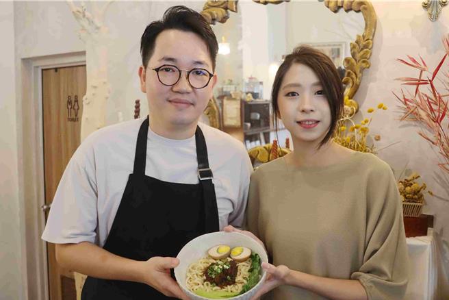 「私宅咖啡」业者赖维凡和太太张靖娴復刻奶奶的味道，在店里卖「私宅家传炸酱麵」。(吕妍庭摄)