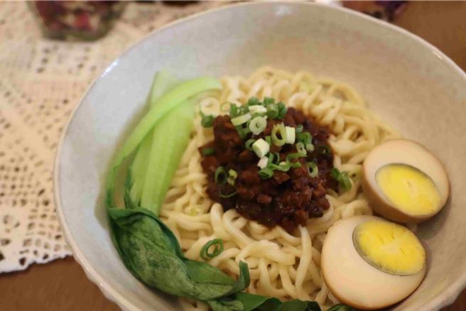 「私宅家传炸酱麵」，以新鲜猪后腿肉丁与多种配料，经过小火慢炒数小时，让奶奶的味道得以重现。(吕妍庭摄)