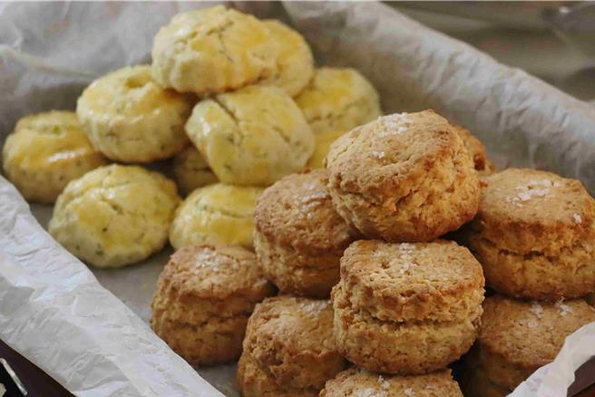 张靖娴还特别研发「柿子酸奶油夹心司康」，司康搭配清爽酸奶油，融合当季甜柿，烘烤出嘉义秋日的酥脆层次。(吕妍庭摄)