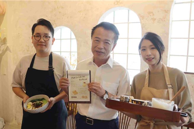 嘉义县长翁章梁特地造访「私宅咖啡」尝鲜，也鼓励这对年轻夫妻。(吕妍庭摄)