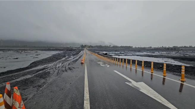 花蓮馬太鞍溪橋涵管便道因水位持續上漲，已達封閉行動值，公路單位提前至今天下午4時30分預警封閉。（民眾提供／羅亦晽花蓮傳真）